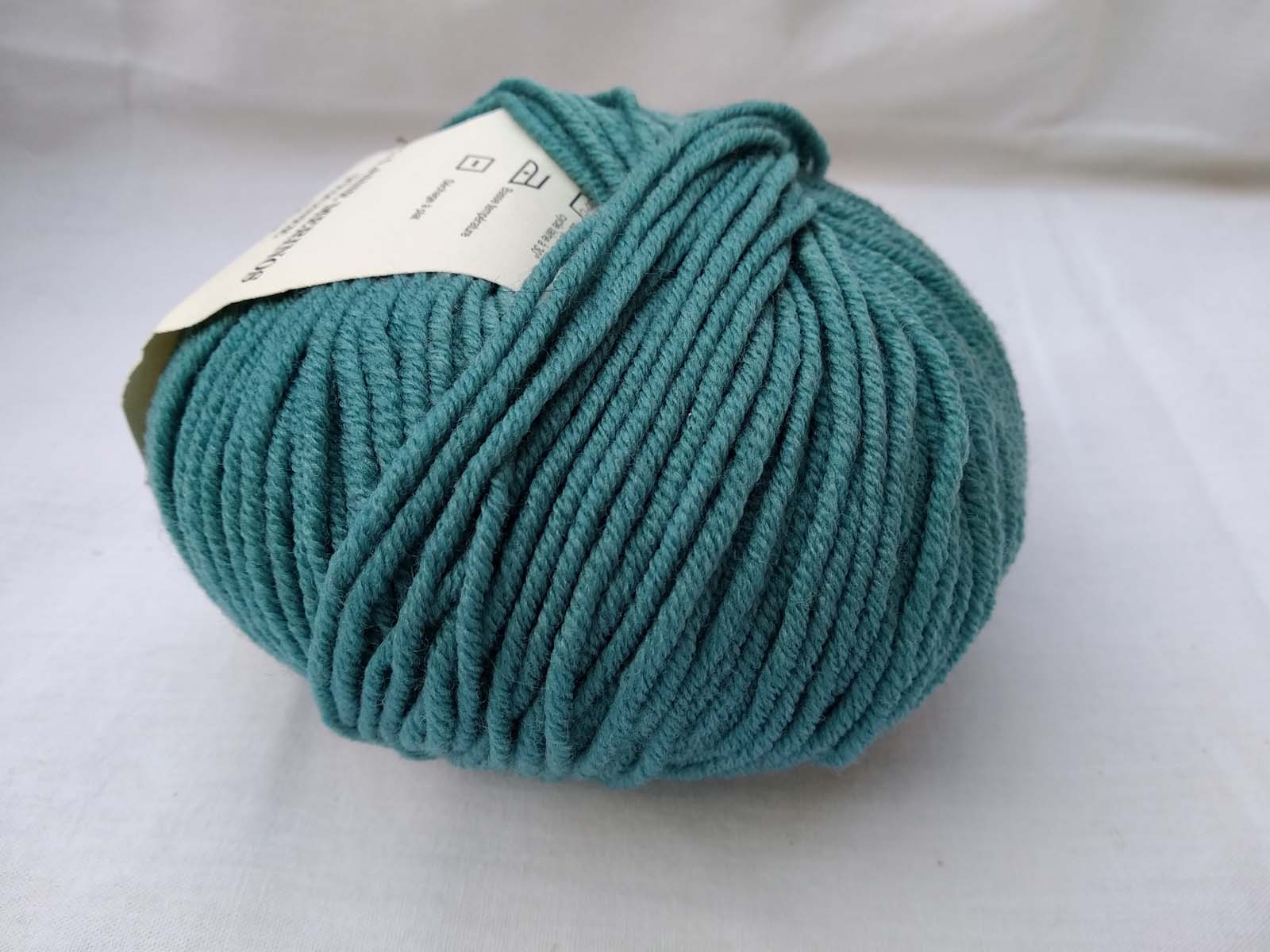 laine mérinos bleu canard. 50G/83M Aiguilles: 5 à 6 mm